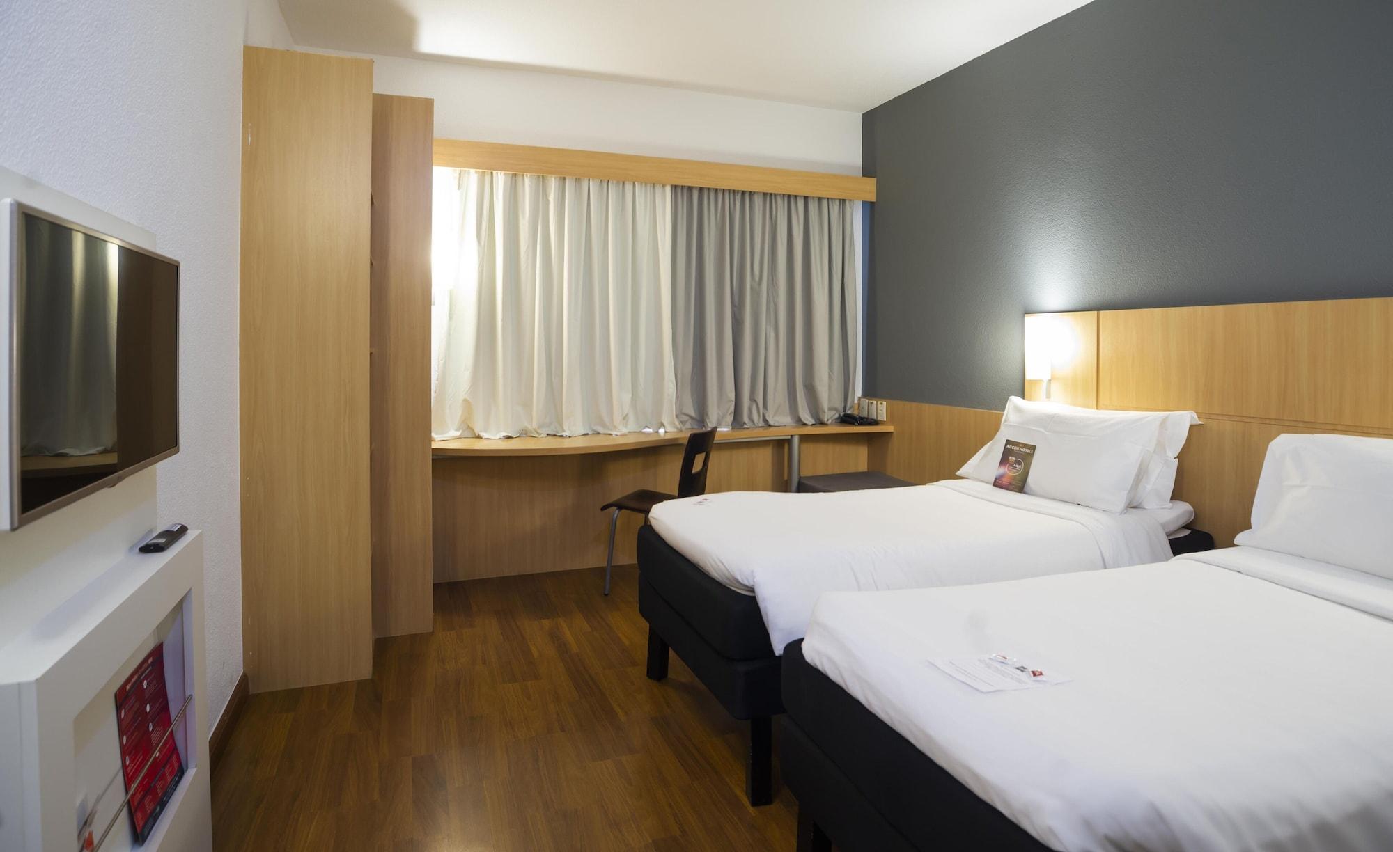 Ibis Vitoria Praia Do Canto Exterior photo