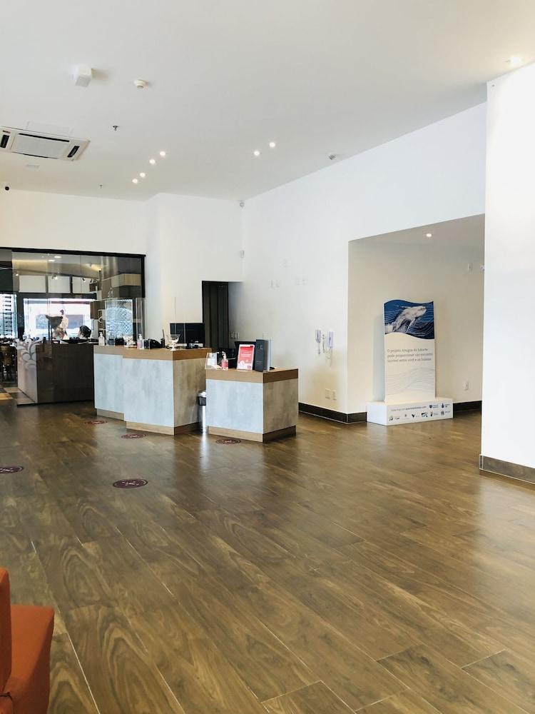Ibis Vitoria Praia Do Canto Exterior photo