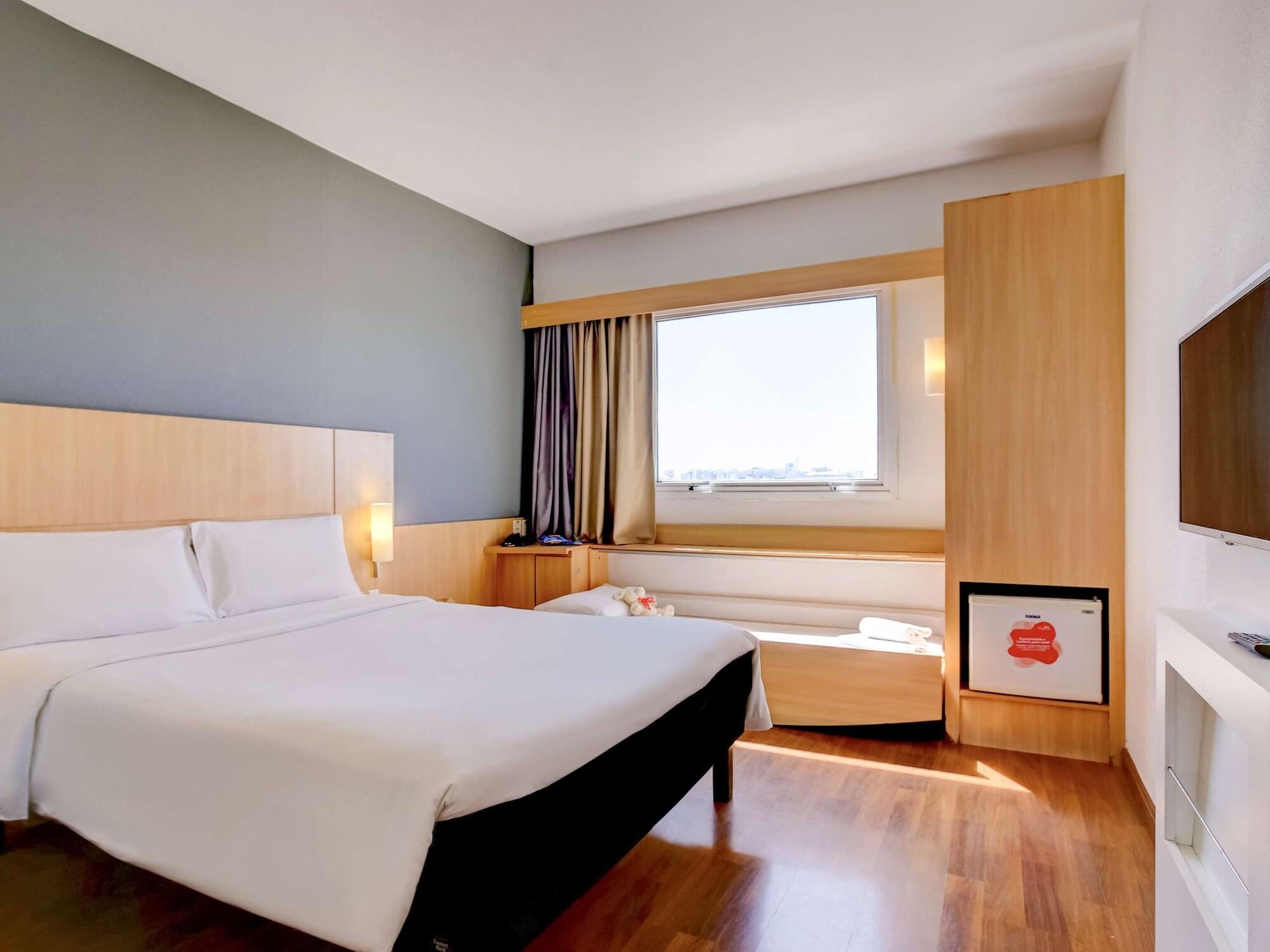 Ibis Vitoria Praia Do Canto Exterior photo