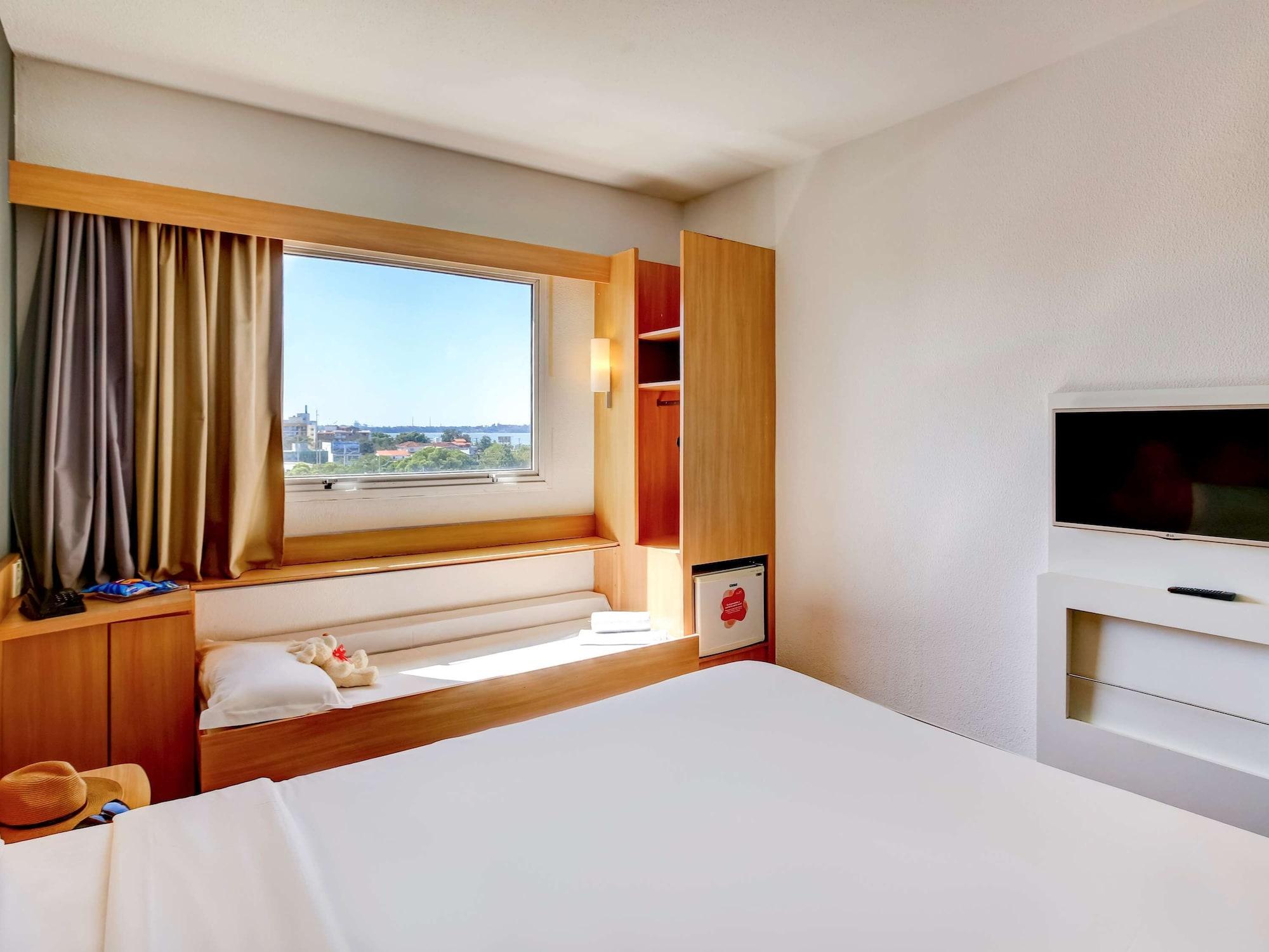 Ibis Vitoria Praia Do Canto Exterior photo