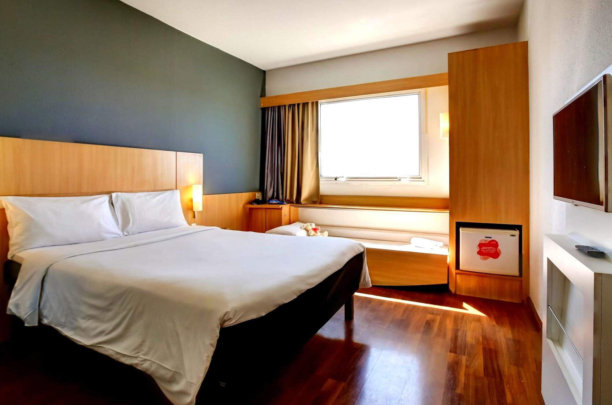 Ibis Vitoria Praia Do Canto Exterior photo
