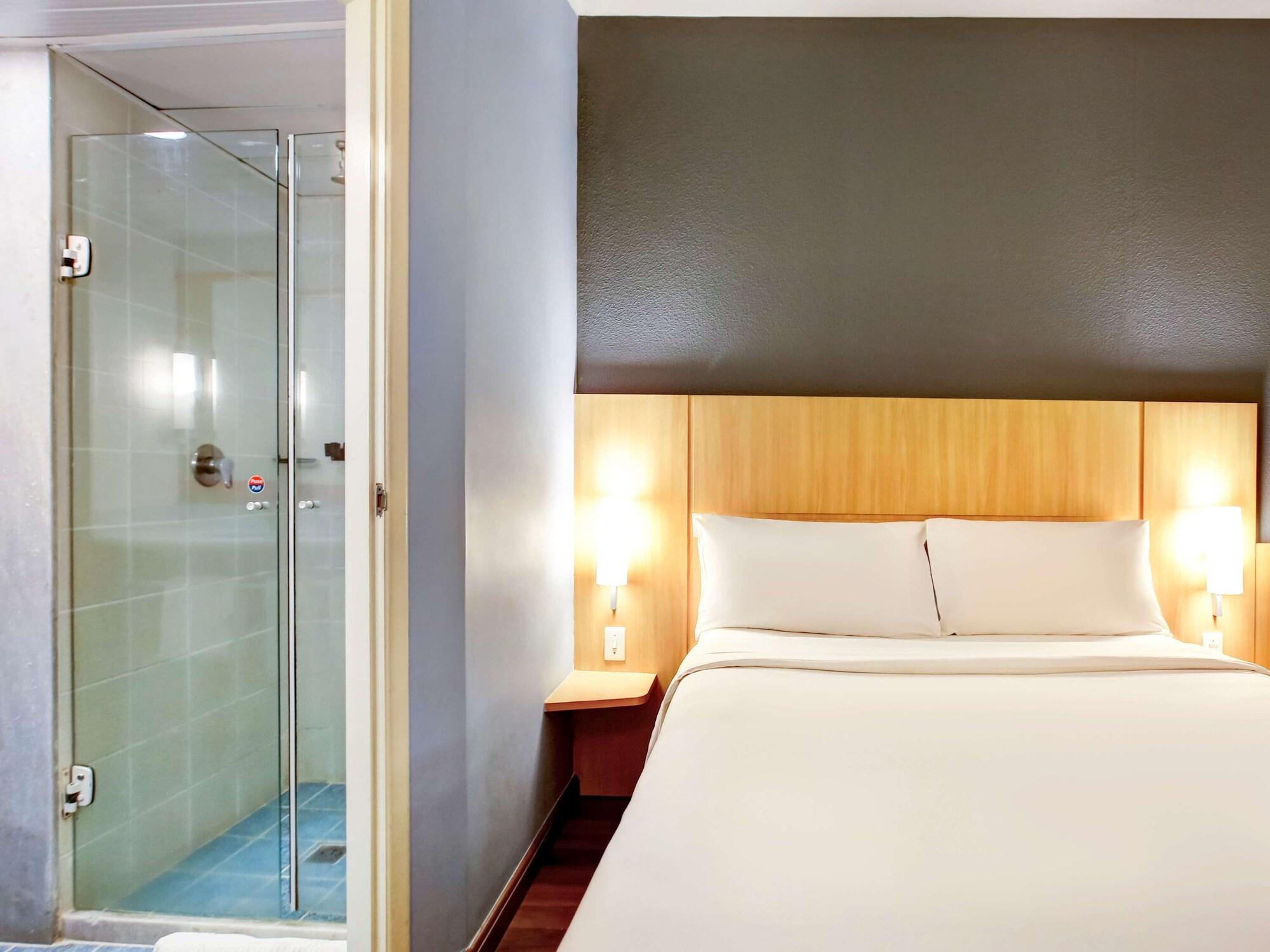 Ibis Vitoria Praia Do Canto Exterior photo