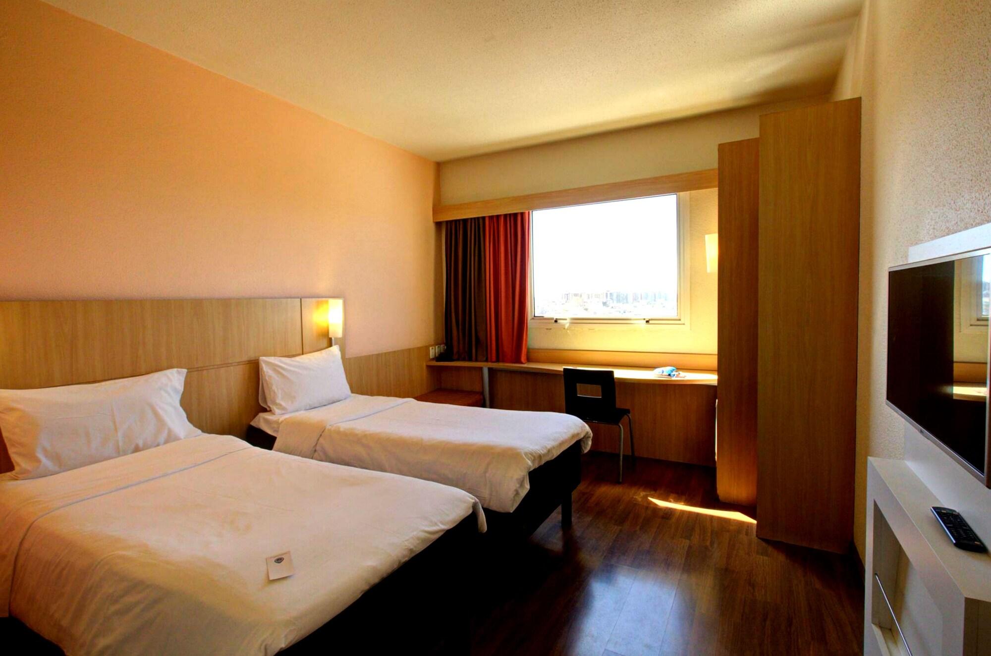 Ibis Vitoria Praia Do Canto Exterior photo