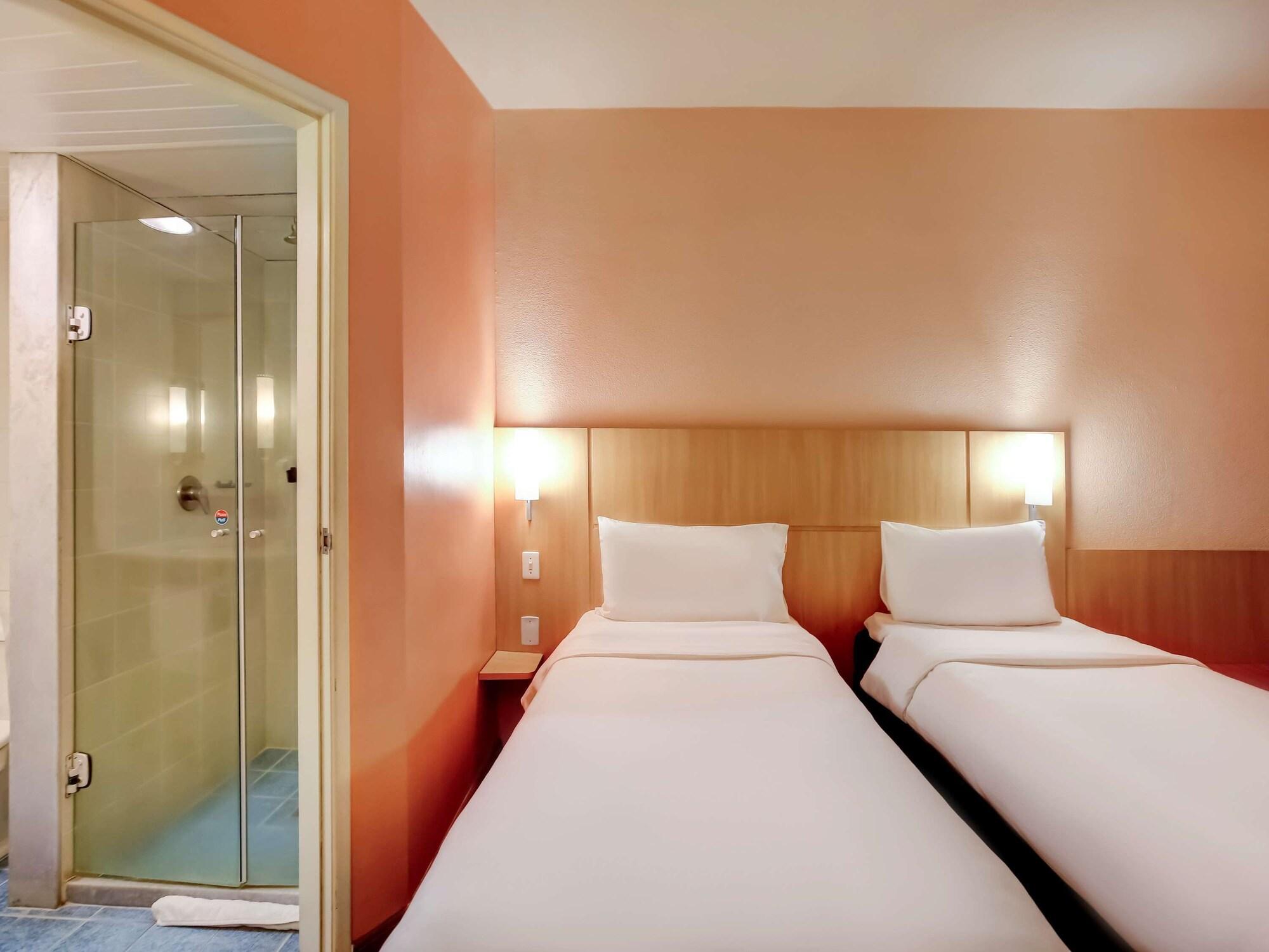 Ibis Vitoria Praia Do Canto Exterior photo