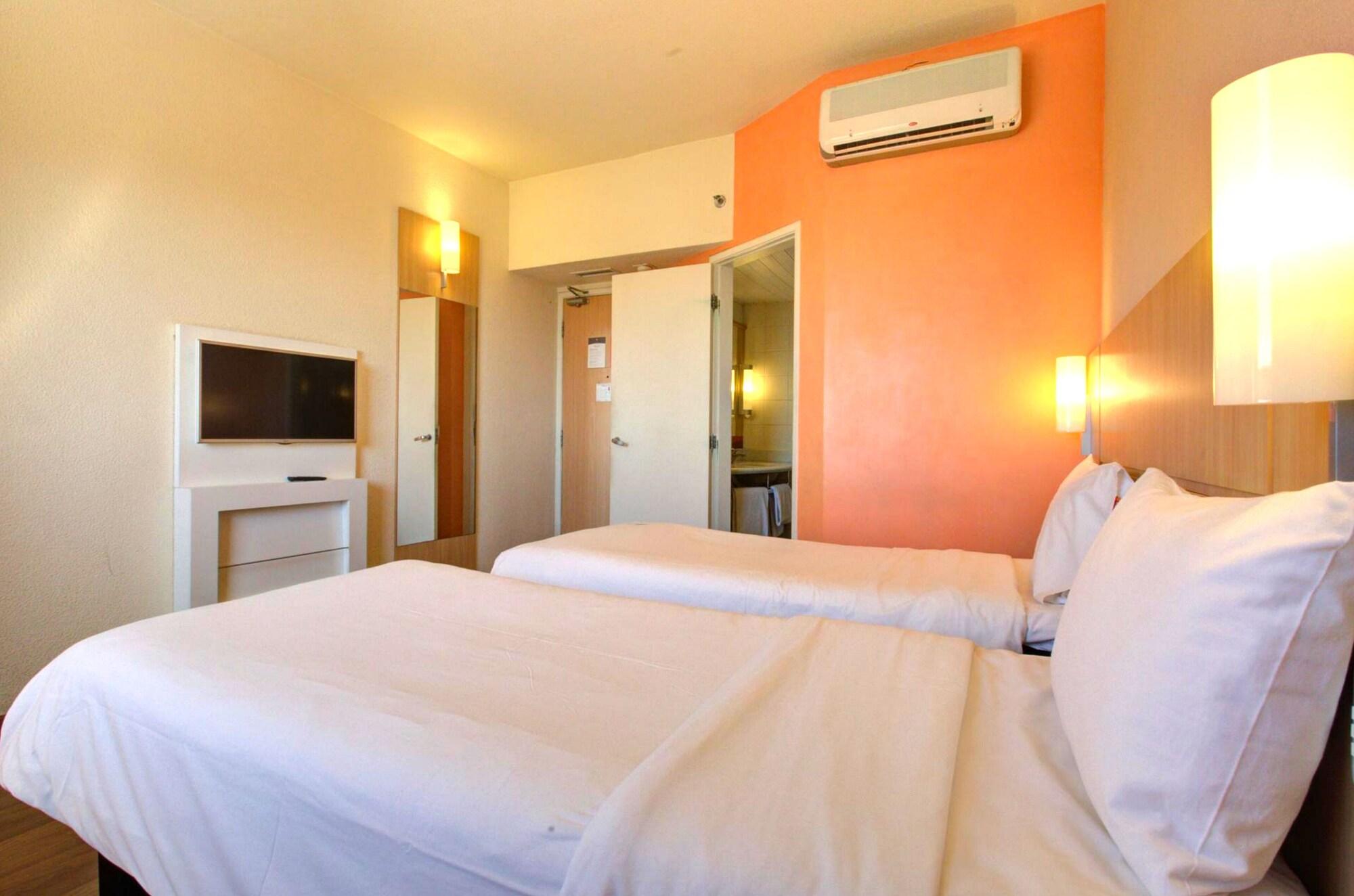 Ibis Vitoria Praia Do Canto Exterior photo