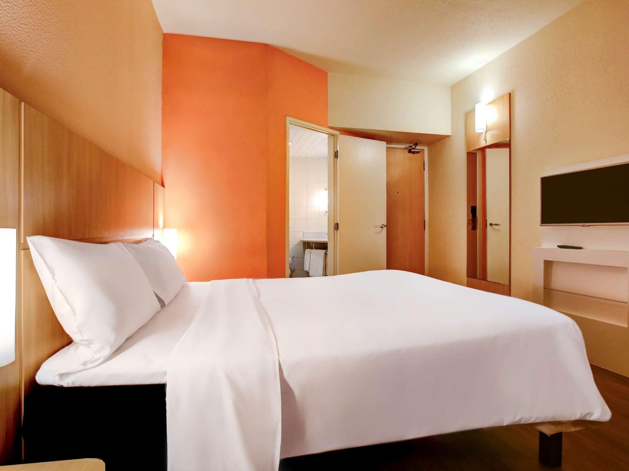 Ibis Vitoria Praia Do Canto Exterior photo