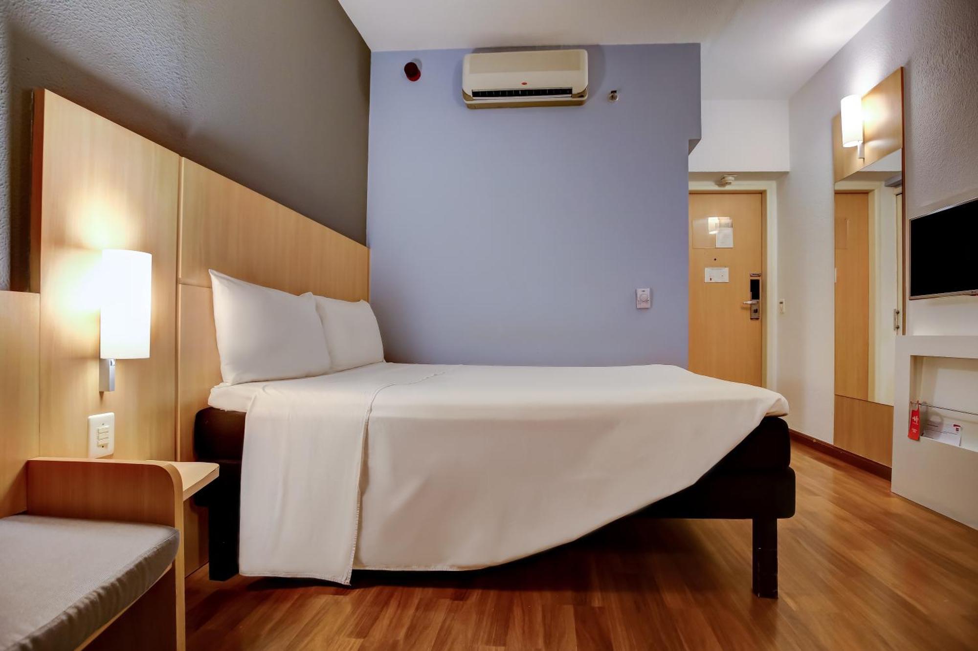 Ibis Vitoria Praia Do Canto Exterior photo