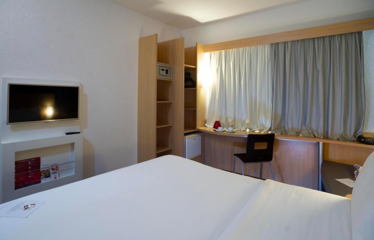 Ibis Vitoria Praia Do Canto Exterior photo